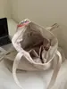 Bolsa de mano con estampado floral estilo bosque y correas anchas, un diseño fresco y artístico que complementa cualquier atuendo, perfecta para mujeres jóvenes con estilo y para el uso diario.