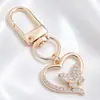 Lujo Ligero Chapado en Oro Full Diamante Charm Hebilla en Forma de D Colgante Hueco en Forma de Corazón Accesorios para Bolsos Llaves Fábrica Stock Mayorista