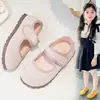 Sandálias Birkenstock de biqueira meia para uso ao ar livre 2025 novos sapatos baixos de verão para meninas casuais com Velcro Mary Jane sapatos únicos