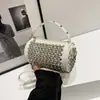 Bolsa de Mano Popular de Comercio Exterior para Mujer 2024 Nuevo Bolso de Hombro Coreano con Remaches Bolso Cruzado Cilíndrico Personalizado de Moda