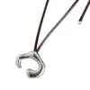 Nova Gargantilha de Cordão de Couro com Pingente Abstrato de Corpo Humano, Pingente de Design Simples e Único de Nicho, Pingente Versátil e Tendência de Luxo Leve para Mulheres