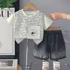 Conjunto de Verão Masculino de Manga Curta, Estilo Fino, Novo Modelo 2026, Estilo Coreano, Estampa de Letras Estilosa, Gola Redonda, Conjunto de Duas Peças, Tendência para Crianças Pequenas