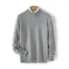 Suéter masculino simples de cashmere com gola redonda, gola alta discreta, corte solto e disponível em tamanhos grandes.