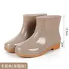 Botas de chuva curtas estilosas, com forro de fleece e acolchoamento, sapatos de cozinha antiderrapantes e impermeáveis, galochas para mulheres, estudantes e adultos, sapatos de borracha quentes de inverno