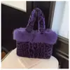 Bolso de mano de felpa con estampado de leopardo elegante transfronterizo para mujer, nuevo bolso cubo peludo de nicho versión coreana, bolso de mano para exteriores