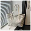 Bolsa Grande de Mão/Ombro Fresca 2025 Novo Estilo com Bordado de Pingente Elegante Popular para Compras