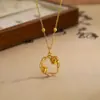 Colar com Pingente de Rosa em Guirlanda Moda Feminina Elegante Luxo Leve Versátil Design Vazado Corrente para Clavícula Presente para Namorada