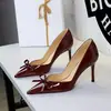 Zapatos de tacón alto estilo coreano 2689-H150, elegantes salones de punta fina con acabado brillante, que cuentan con un tacón esbelto y un delicado detalle de lazo