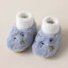 Calcetines y zapatitos de otoño e invierno gruesos, forrados de felpa, cálidos y antideslizantes para bebés recién nacidos y niños pequeños que aún no caminan