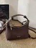Bolsa de mão fosca retrô, uma escolha sofisticada e estilosa para o outono/inverno de 2026, perfeita para o dia a dia e versátil para diversas ocasiões, uma bolsa de ombro ou transversal de alta qualidade que pode ser carregada sob o braço