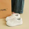 Zapatos de Plataforma Ligeros Casuales de Verano 2026 para Mujer Versátiles Estatura Baja Estilo Juvenil Nuevos Suela Gruesa Aumentadores de Altura Blancos Simples