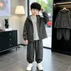 Conjunto com Capuz Listrado de Outono para Meninos: Conjunto Casaco com Zíper Solto e Calça Cargo para Crianças Maiores, Roupa Casual de Duas Peças para a Escola