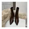 Saltos Altos Pontudos Femininos 2026 Outono/Inverno Novo Estilo Coreano Botas Emagrecedoras Design Moderno Salto Fino Botas de Cano Curto Pretas Elegantes Botas Únicas