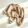Nueva colección de primavera y otoño: conjunto infantil de dos piezas para niños, con una camiseta de manga larga con estampado de dibujos animados y pantalones jogger a juego, un conjunto moderno para niños