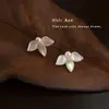 Pendientes Elegantes de Flor de Concha Real Estilo Francés, Moda de Lujo Ligero, Elegantes Perlas de Tachuela, Pendientes Súper de Hada para Mujeres con un Toque de Alta Gama