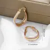 Brincos grandes argola plana entrelaçados estilo europeu e americano para mulheres, design torcido tricolor estilo francês, luxo leve, sensação de alta qualidade, item popular de nicho