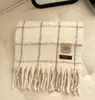 Venta de liquidación de bufandas con 40% de descuento en un puesto, bufandas largas y cortas de hilo de felpa tejido cálido para otoño e invierno en oferta