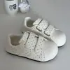 Tênis Brancos Velcros Modelo Novo 2026 para Mulheres, Bolinhas, Versátil com Saias, Tênis de Treino Alemão, Sapatos Casuais Confortáveis e Leves