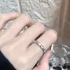 Son anillos de pareja negros o blancos para hombres y mujeres diseño de nicho ins anillos a juego de alta gama minimalistas anillo abierto estilo frío