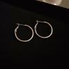 Pendientes geométricos de aro liso de metal de aguja de plata, diseño minimalista de nicho, pendientes versátiles, estilo frío europeo y americano, pendientes de oficina para mujer
