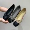 Zapatos bajos de punta redonda en color block estilo francés para mujer, nuevos zapatos versátiles para la primavera, color negro, para ir al trabajo, con detalle de lazo