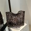 Bolsa tote casual da moda estilo coreano feminina 2024 outono nova estampa de leopardo distinta grande capacidade elegante bolsa de um ombro axila