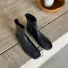 Botas de tornozelo quadradas retrô com aumento interno de altura em pele de ovelha para mulheres, novo estilo outono/inverno, couro macio, sola plana, botas de ajuste justo com zíper lateral, botas Martin