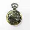 Venta al por mayor del fabricante Tapa abatible hueca retro Reloj de bolsillo Creativo Reloj para hombre y mujer Estudiante Reloj de cuarzo Reloj para colgar para ancianos Esfera grande