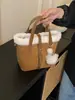Bolsa Pequena de Mão em Couro Camurça para Mulheres 2025 Nova Bolsa Saco Retro com Franjas Bolsa de Ombro Transversal Versátil de Inverno