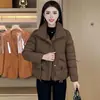 Casaco de inverno feminino curto de algodão com lapela grande, corte solto, afina a silhueta, modelo 2026, para pessoas baixinhas, com bolsos e cinto na cintura, espessado e quente