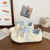 Zapatos de Entrenamiento Alemanes Estilo Lindo para Mujer 2026 Otoño Nuevos Zapatos Deportivos para Mujer Zapatos Casuales de Dibujos Animados de Manzana Zapatos Blancos Zapatos de Plataforma