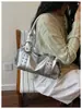 Bolsa de Ombro Retrô Transfronteiriça para Mulheres 2026 Novo Estilo Comutador Estilo Punk Versátil Estilo Motociclista Bolsa de Ombro com Rebites Bolsa de Mão