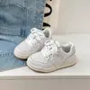 Tênis de Moda Infantil 2026 Primavera Unissex Fecho Mágico Tênis Casuais para Crianças Médias e Grandes Tênis Esportivos Sapatos Brancos Versáteis