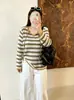 Blusa de tricô feminina plus size com decote V, cordão, blocos de cor e listras, estilo outono 2026, caimento solto e que valoriza a silhueta para mulheres plus size