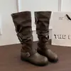 Primeiro Encontro Temporada 2026 Outono Nova Fivela de Cinto Estilo Europeu e Americano Botas de Motociclista para Mulheres, Botas de Cano Médio com Bico Redondo da Moda e Versáteis para Mulheres