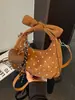 Bolsa de mão de design nicho para comércio exterior com bolinhas para mulheres, nova bolsa estilo bolinho estilosa e fofa, bolsa de ombro transversal retrô, moderna