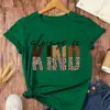Camiseta casual de manga corta para mujer - "Sé siempre amable", estampado de leopardo, verde vibrante, elasticidad media, cuello redondo
