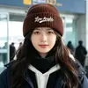 Nuevo gorro de punto bordado con letras para otoño e invierno para mujer, gorro de lana versátil de alta calidad para exteriores, a prueba de frío y que protege los oídos para hombre