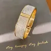 Pulsera de cierre ovalado geométrico con diamantes, exquisita y elegante, sensación de alta gama, joyería de nicho de lujo ligero al por mayor