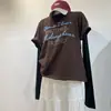Camiseta de Manga Corta con Bordado de Letras Pesadas para Mujer, Elegante Color Café, Corte Holgado, Versátil Casual Base de Canalé Cepillado