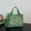 Bolsa de lona tipo tote con estampado de lunares pequeños, base blanca suave, mismo estilo que los influencers, multi-bolsillo, almacenamiento por capas, correa cruzada ajustable, bolsa pequeña