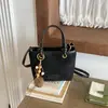 Bolso Cubo Retro de Color Sólido de Alta Gama para Mujer Otoño 2026 Nuevo Bolso Cruzado de Hombro Versátil Casual con Colgante