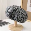 Boina Coreana al por mayor 2025 Otoño e Invierno Nueva Estampado Leopardo Americano Chica Popular Cara Grande Circunferencia Cara-Mostrando Pequeño Sombrero de Pintor