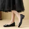 Sapatos de Salto Alto Super Alto com Salto Escondido de Couro Patentado Bolinhas Francesas 2026 Novos Salto Grosso Corte Baixo Tira Única Sapatos Mary Jane