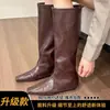 Novas botas vintage quadradas de outono e inverno para aumentar a altura para mulheres, novas botas longas 2026, botas de cavaleiro slim para mulheres