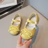 Zapatos pequeños de cuero versátiles y ligeros con correa elástica, estilo coreano, para niñas, otoño 2026, zapatos plateados de princesa a la moda para actuaciones