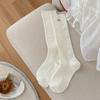 Otoño e Invierno Nuevos Calcetines de Perro Salchicha Adelgazantes de Color Sólido con Raya Vertical Estilo Japonés Botón de Nácar Calcetines para Pantorrilla Calcetines Holgados Blancos para Mujer