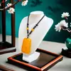 Colgante Optimizado de Aceite de Pollo Ámbar y Cera de Abeja Amarilla Vieja para Hombres y Mujeres Collar para Suéter Accesorio de Ropa Accesorio Versátil