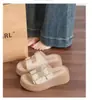 Sandalias de Moda Nicho para Mujeres Petites Verano 2026 Nuevo Estilo Que Aumentan la Altura Abiertas Transpirables Suela Gruesa Moda Chanclas para Mujer