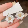 Brincos Elegantes e Refinados de Gancho com Flor de Camélia Tridimensional, Luxo Leve, Design Gentil e Único, Brincos Versáteis e Simples para o Dia a Dia para Mulheres